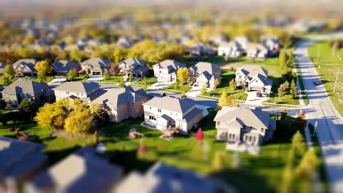 Choisir une ville où investir dans l’immobilier : Les critères essentiels à considérer