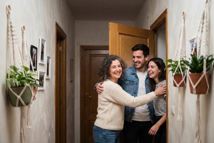 Femme accueillante saluant un couple dans un couloir