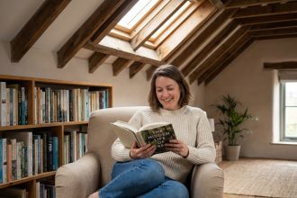Femme détendue lisant dans un grenier rénové