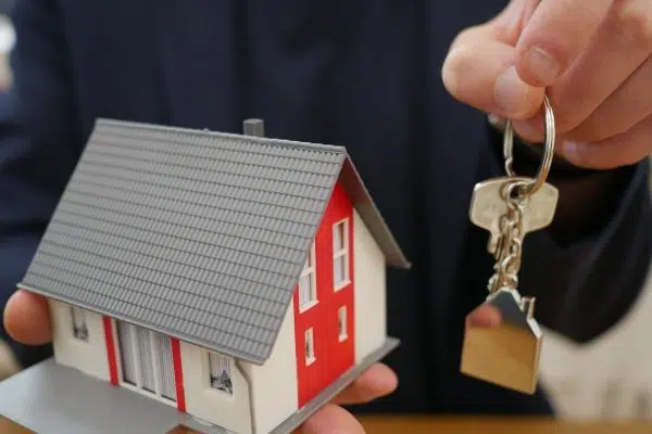 Comment fonctionne une construction clé sur porte ?