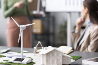 Éolienne domestique : ce que tout propriétaire devrait savoir avant de se lancer