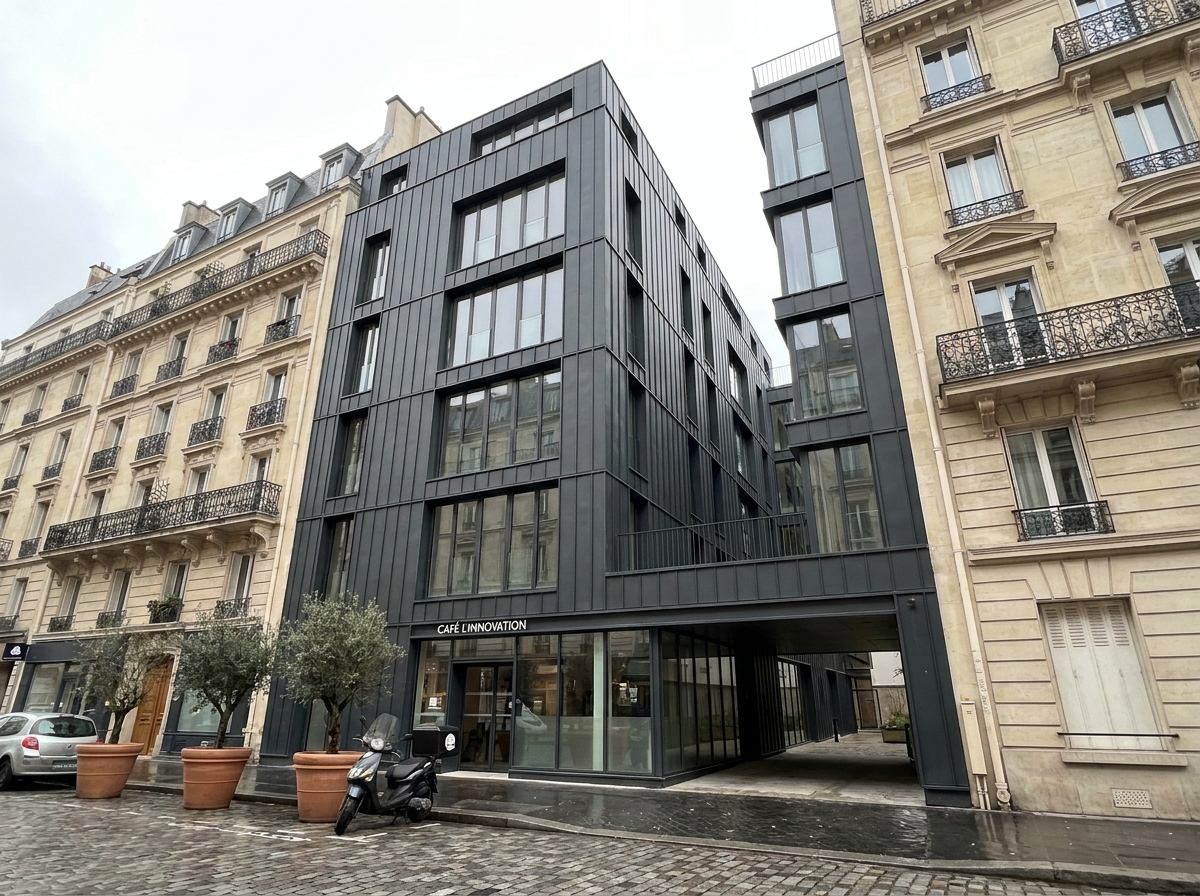 Immeuble neuf à l'architecture contemporaine en zinc et verre inséré entre des immeubles haussmanniens dans le 12e arrondissement de Paris