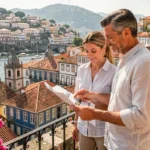 Couple étudiant des annonces immobilières sur une terrasse avec vue sur les toits historiques de Porto et le fleuve Douro